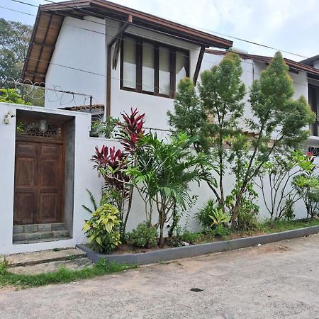 The Colonial Haven Hotel Sri Jayewardenepura Kotte Exterior photo